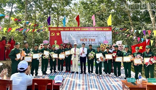 Sôi nổi hội thi bàn tay vàng thu hoạch mủ cao su tại Điện Biên