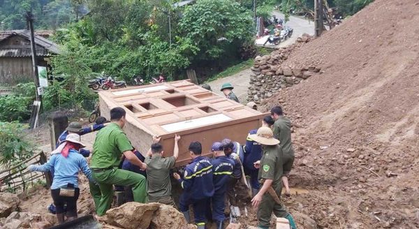 Sơn La huy động gần 100 cán bộ, chiến sĩ hỗ trợ người dân di dời nhà, tài sản vì sạt lở