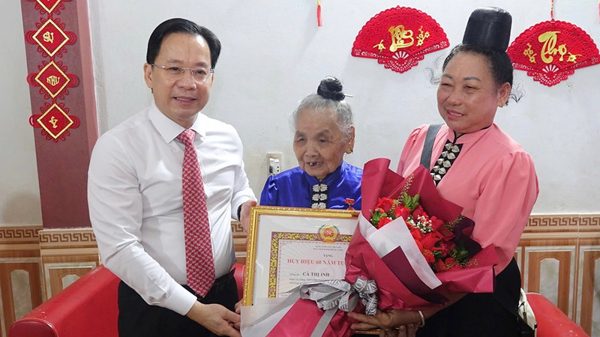 Sơn La: Trao Huy hiệu Đảng, tiếp nối truyền thống cách mạng