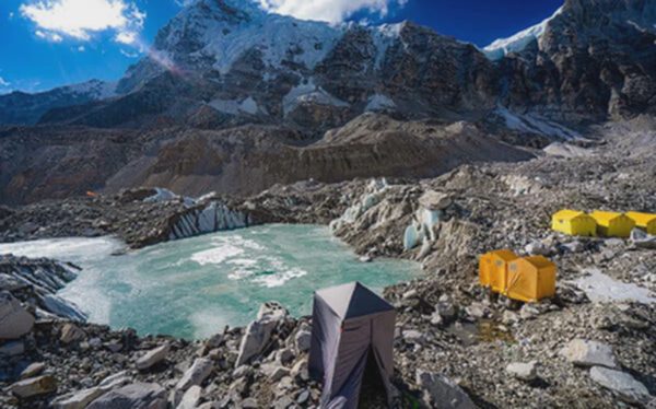 Sông băng Everest tan vì... nước tiểu của người leo núi?