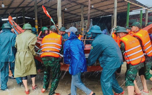 Sóng cao 2,5m đánh vào bãi tắm Mỹ Thủy