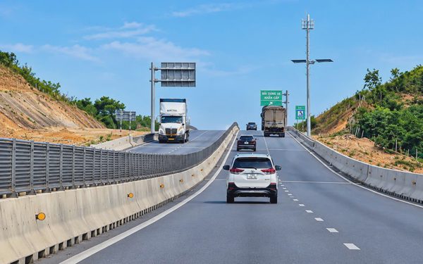 Sóng điện thoại chập chờn trên cao tốc Vạn Ninh - Cam Lộ, có khi mất cả tiếng để gọi hỗ trợ