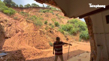 Sống dưới đồi sạt lở, hễ mưa là thấp thỏm lo thoát thân