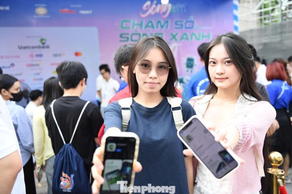 Sóng Festival 2026: Nô nức nhận 'mưa quà tặng' trên phố Trần Nhân Tông - Hà Nội