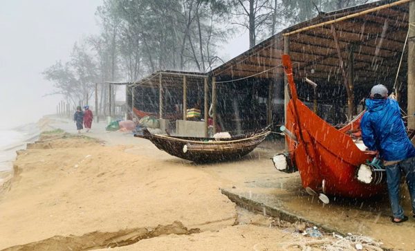 Sóng lớn xâm thực mạnh tại bãi tắm Mỹ Thủy ở Quảng Trị