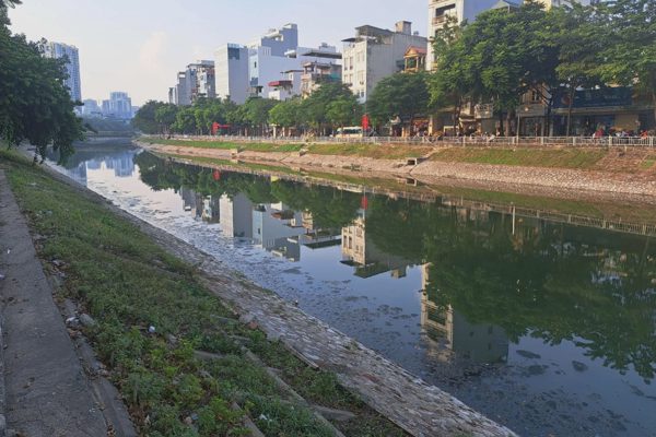 Sông Tô Lịch nhiều đoạn vẫn đen, vì sao?