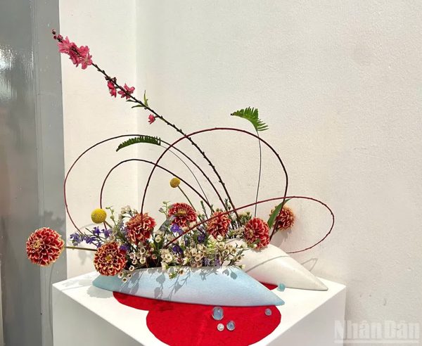 "Sóng trăng" - khơi dậy những rung cảm nghệ thuật từ Ikebana