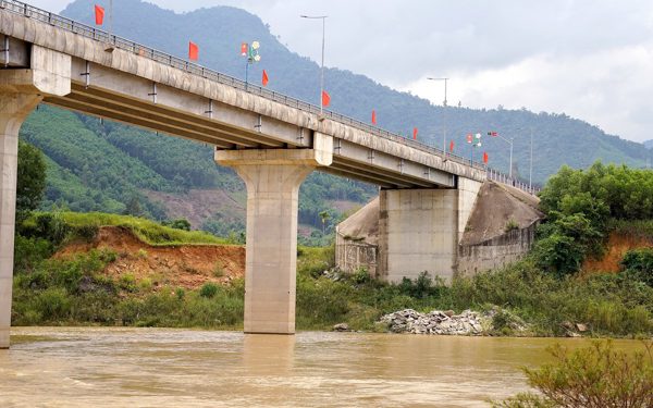 Sống trên núi mà nơm nớp lo sạt lở bờ sông, chạy lũ