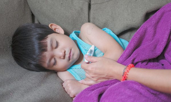 Sốt, nổi bóng nước có mắc bệnh tay chân miệng không?