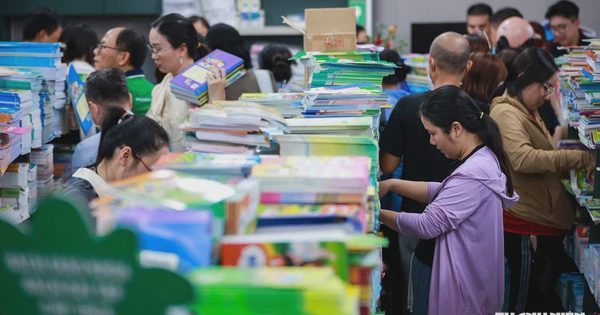 'Sốt' sách giáo khoa tại TP.HCM: Sở Giáo dục và Đào tạo nói gì?