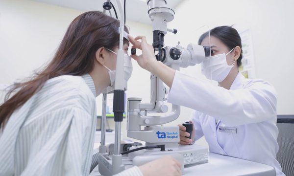 Sốt xuất huyết gây hại mắt thế nào