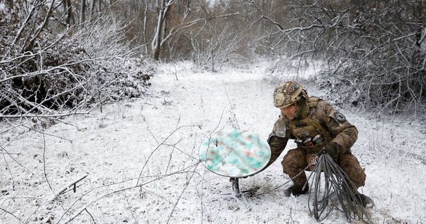 'Starlink phiên bản quân sự' là gì mà quân đội Ukraine điêu đứng khi bị chặn?
