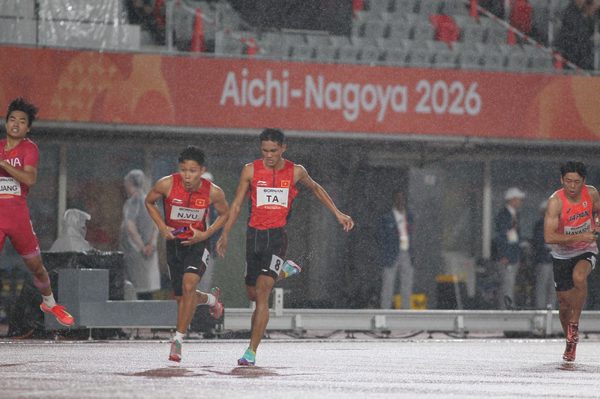 Sự cố rơi gậy khiến đội tiếp sức 4x400m nam về cuối ở Asiad 20