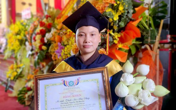 Sư cô tốt nghiệp thủ khoa Học viện Phật giáo Việt Nam