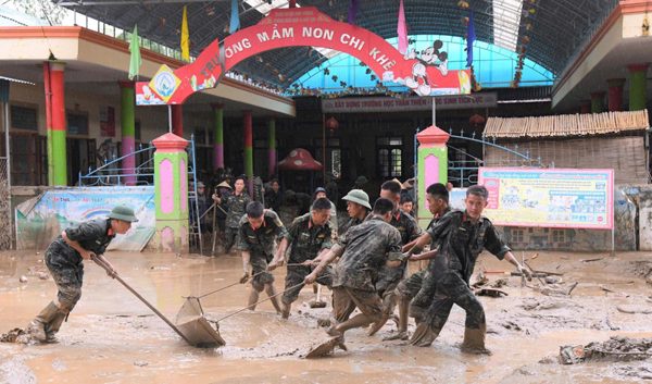 Sư đoàn 324 giúp người dân khắc phục hậu quả, bảo vệ môi trường sau lũ