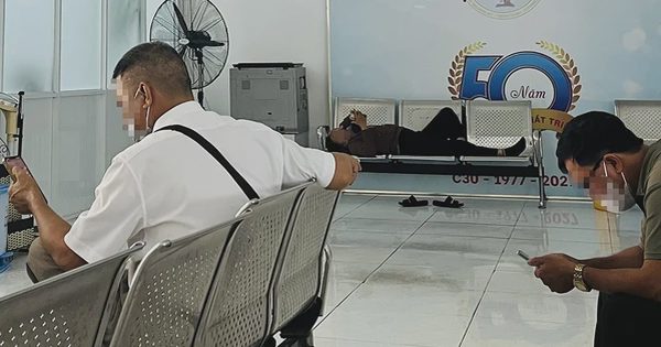 Sử dụng điện thoại nơi công cộng, nên có ý tứ