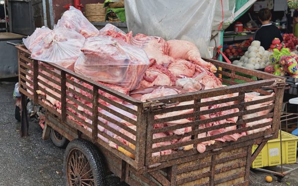 Sử dụng xe tự chế gỉ sét chở thịt heo: Nhìn thấy hết muốn ăn!