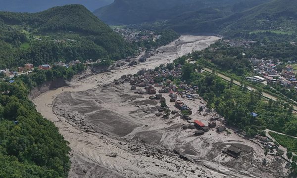 Sự kết hợp chết chóc trong trận lũ quét Nepal