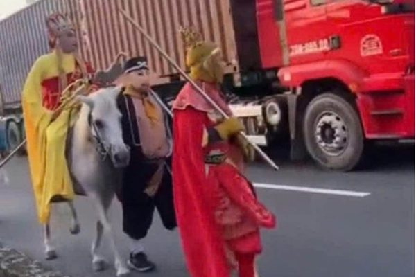 Sự thật về nhóm người hóa trang Tây Du Ký cưỡi ngựa giữa đường ở TPHCM