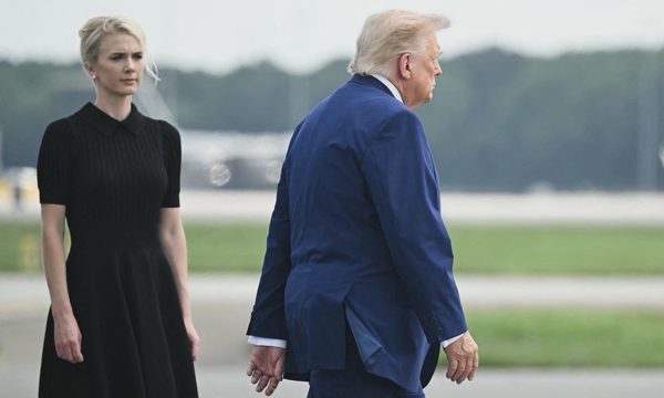 Sự ủng hộ vô điều kiện của nữ trợ lý tóc vàng với ông Trump
