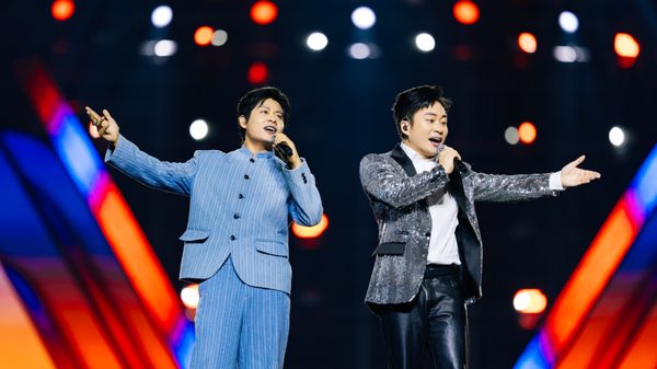 Sự xuất hiện đầy bất ngờ của nhạc sĩ Nguyễn Văn Chung và ca sĩ Tùng Dương tại "Tổ quốc trong tim"