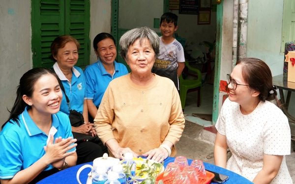 Sửa chữa nhà, tặng thẻ BHYT và quà cho người dân khó khăn