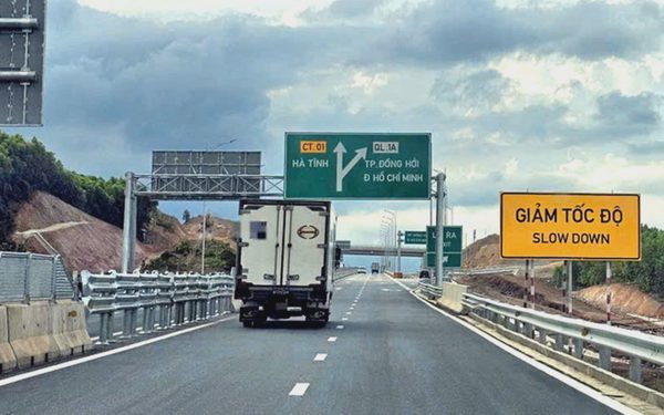 Sửa Quy chuẩn 41: Biển báo trên cao tốc gắn thông tin dự án gây rối cho tài xế