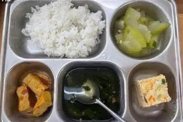 Suất ăn bán trú 30.000 đồng gây xôn xao, hiệu trưởng thừa nhận thức ăn 'hơi ít'
