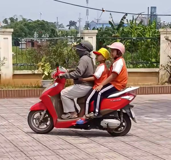 Suất ăn bán trú đến muộn gần 3 giờ, nhà trường phải mua bánh, sữa cho học sinh chống đói