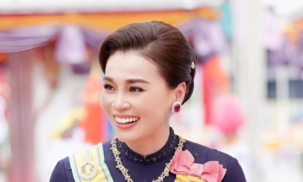 Sức hút từ phong cách Hoàng hậu Thái Lan