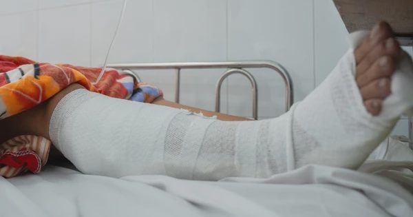 Sức khỏe người phụ nữ bị cây ngã đè bị thương nặng ở TP.HCM