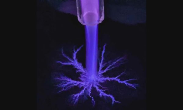 Súng bắn plasma giúp 'giặt quần áo' ngoài vũ trụ