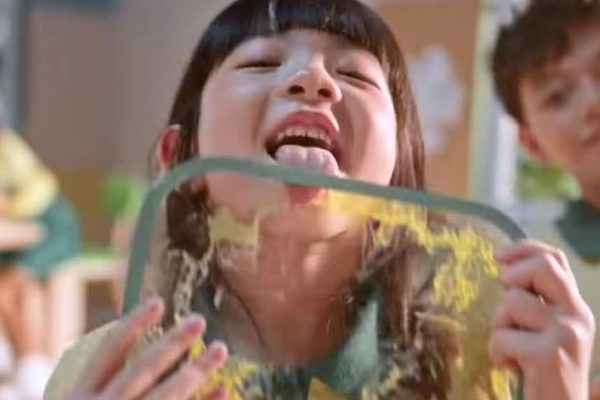 Sunlight gây phản ứng với quảng cáo trẻ em liếm đĩa