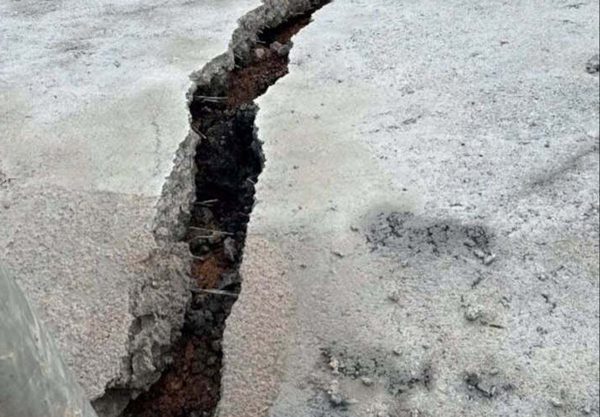 Sụt lún 'ăn' nửa mặt đường đèo Đại Ninh ở Lâm Đồng