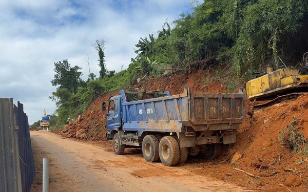 Sụt lún gần nửa mặt đường đèo Đại Ninh, đào núi mở lối đi tạm