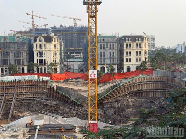 Sụt lún mặt đường quanh công trình xây dựng tại Hà Nội