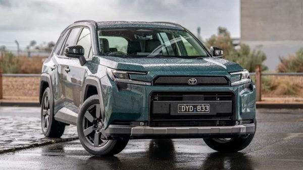 SUV bán chạy nhất của Toyota sắp có đối thủ mới
