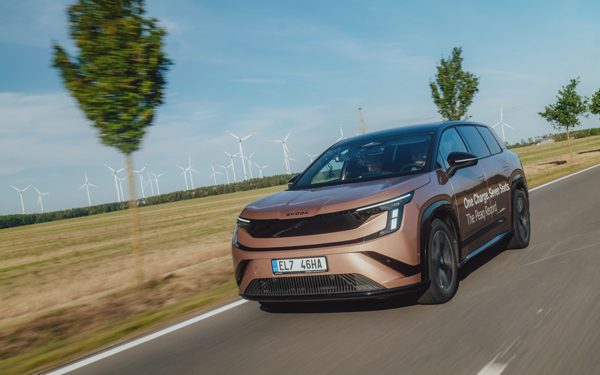 SUV điện 7 chỗ lập kỷ lục đi xa nhất thế giới: Chạy 936km/sạc, không hề độ chế thêm