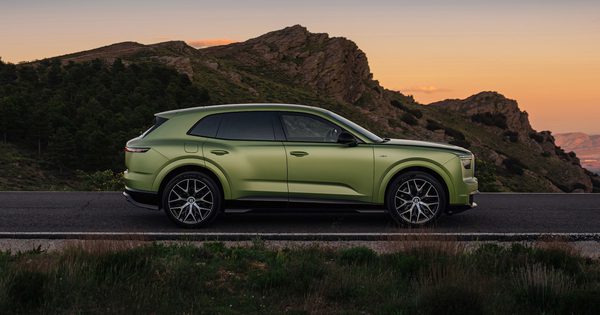 SUV điện đầu tiên của Bentley có gì thu hút giới nhà giàu?