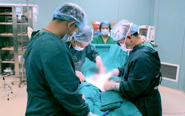 Suýt hoại tử tinh hoàn vì tự đeo vòng kim loại 3cm