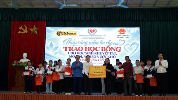 T&T Group trao 100 suất học bổng cho học sinh có hoàn cảnh khó khăn tại Hưng Yên