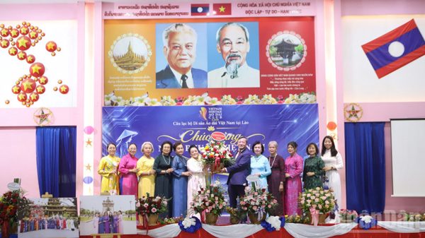 Tà áo dài - Nhịp cầu kết nối văn hóa Việt Nam-Lào