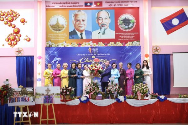 Tà áo dài - nhịp cầu kết nối văn hóa Việt Nam-Lào