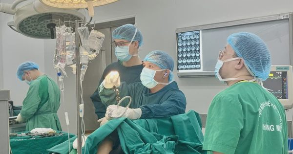 Tai biến sau mổ u đại tràng, người đàn ông 'ho ra phân'