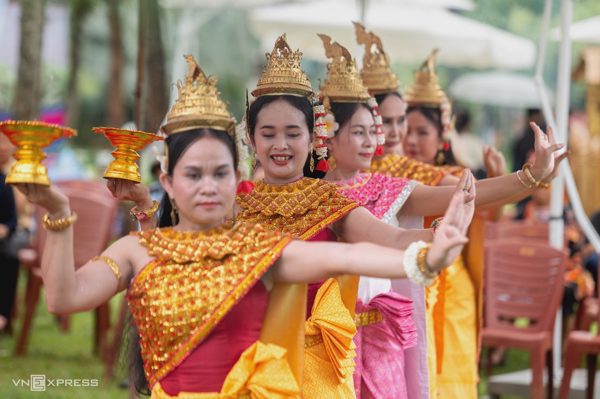 Tái hiện lễ cúng dừa của đồng bào Khmer Cần Thơ