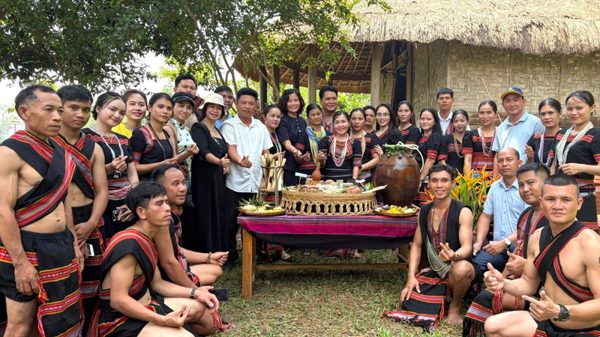 Tái hiện lễ hội "Ăn mừng lúa mới" của đồng bào Giẻ Triêng tại Hà Nội