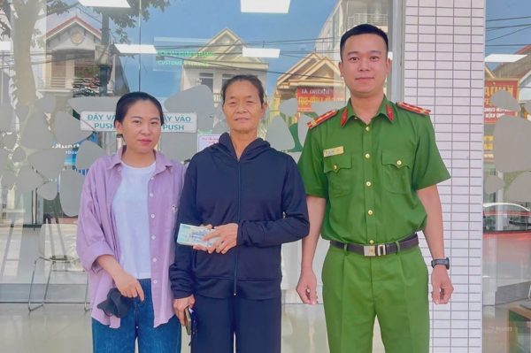 Tài khoản nhận 50 triệu đồng, bà lão sợ mắc bẫy lừa đảo nên báo công an