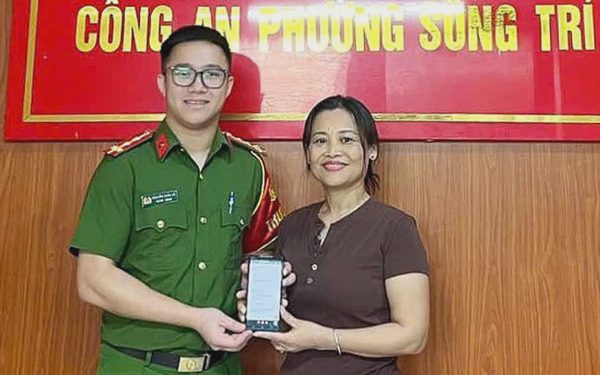 Tài khoản nhận được 300 triệu đồng, người phụ nữ vội trình báo công an