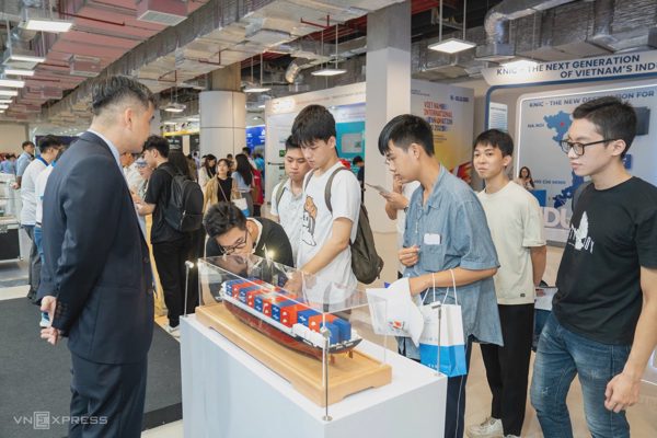 Tái khởi động chương trình hợp tác khoa học PHC Hoa Sen Lotus