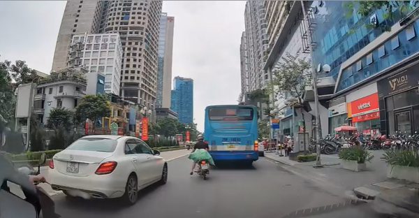 Tại nạn bên trạm xe buýt phơi bày 4 lỗi giao thông Việt điển hình